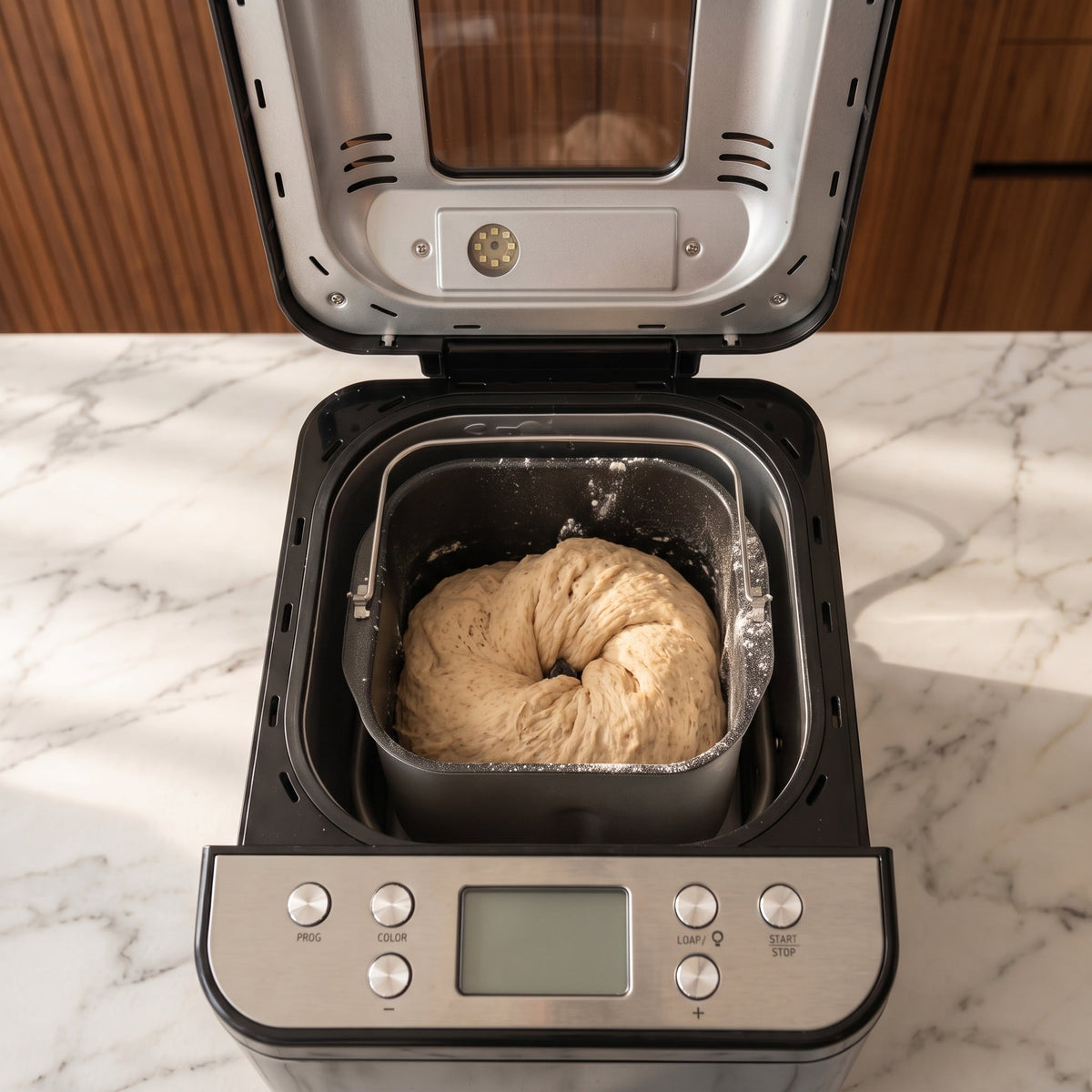 Gekneed deeg dat rijst in de bakvorm van de Oppie broodbakmachine