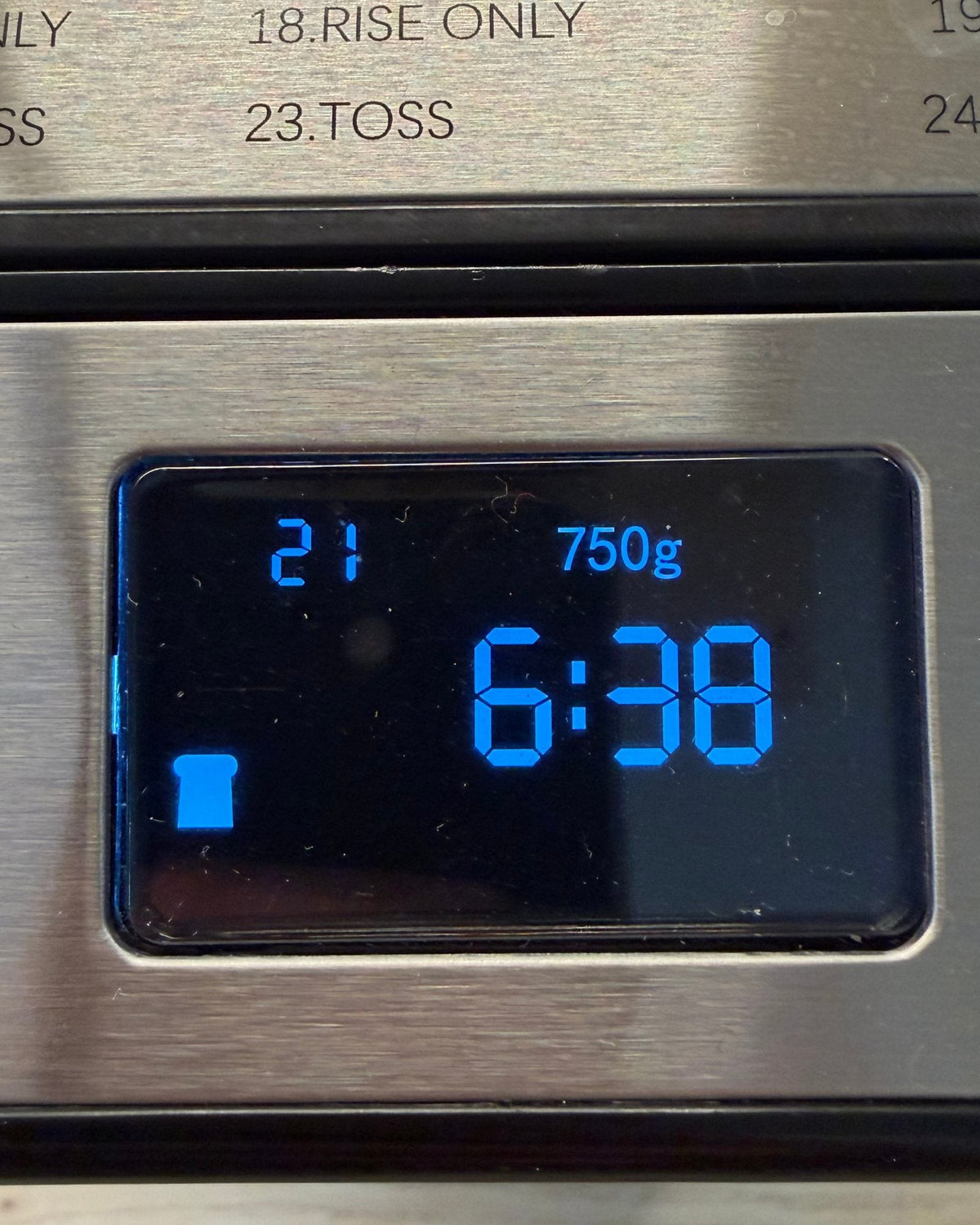 Display van de broodbakmachine op programma 21, 750 gram, met 6:38 resterend