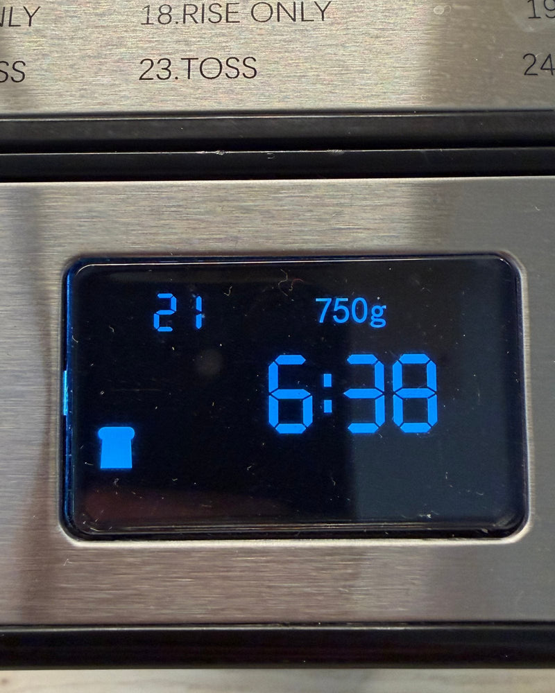 Display van de broodbakmachine op programma 21, 750 gram, met 6:38 resterend