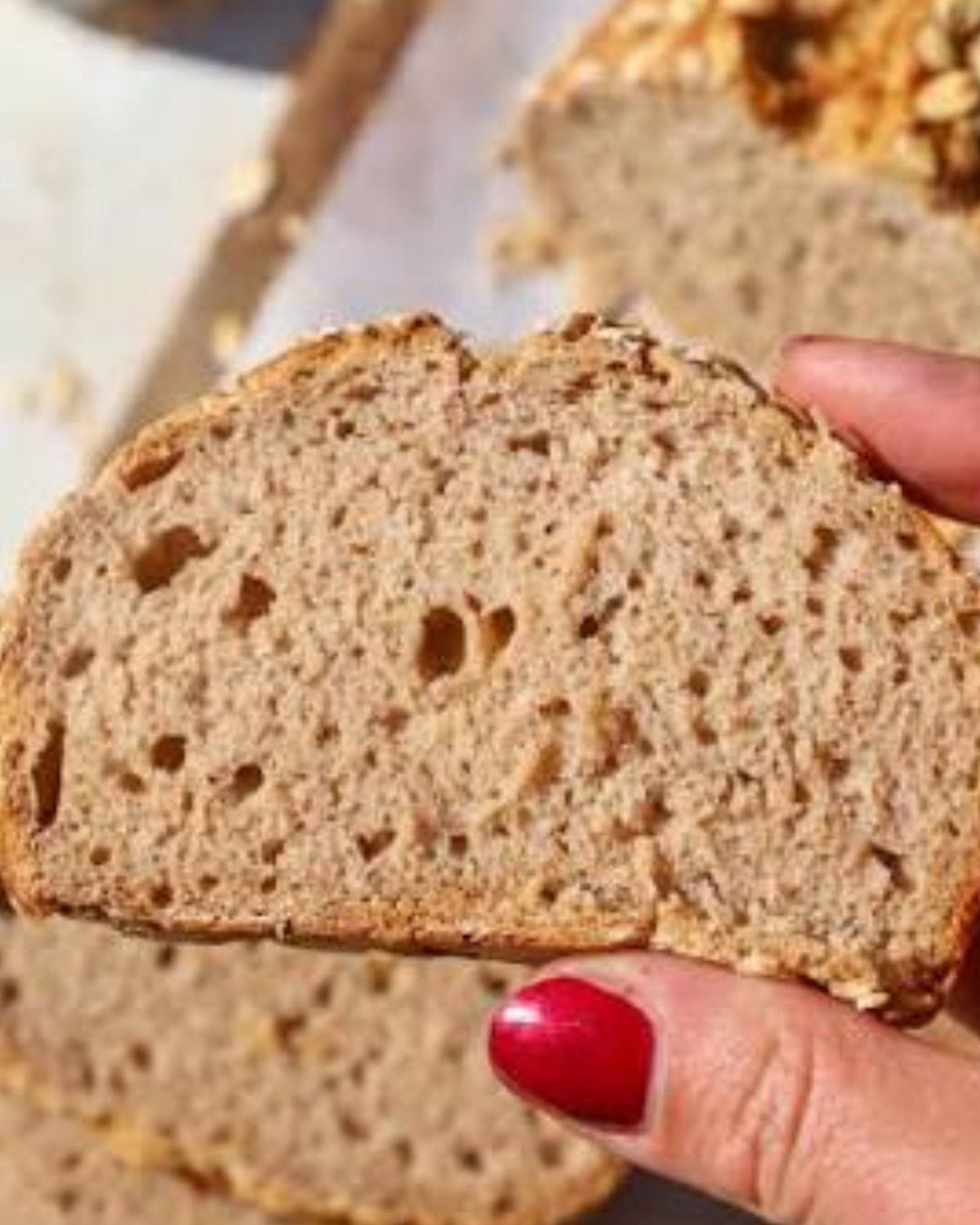 Snee zelfgebakken brood met een fijne, dichte kruim