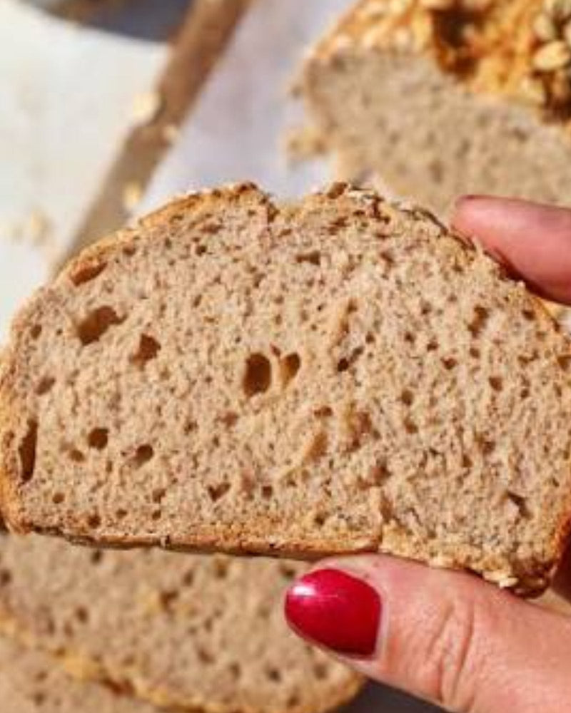 Snee zelfgebakken brood met een fijne, dichte kruim