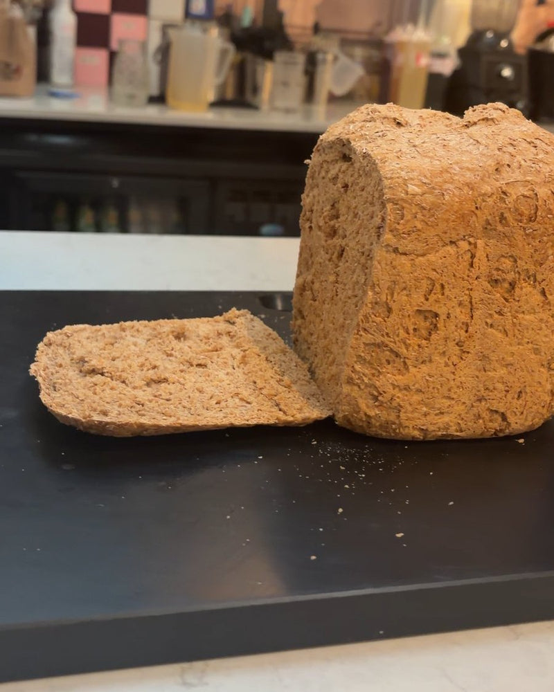 Aangesneden volkorenbrood uit de broodbakmachine, met het kruim in beeld