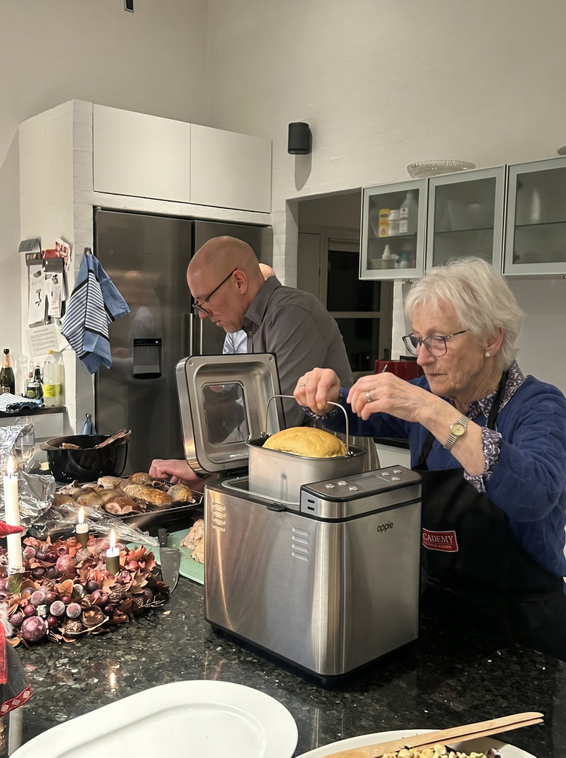 Stel haalt samen een vers brood uit de Oppie broodbakmachine