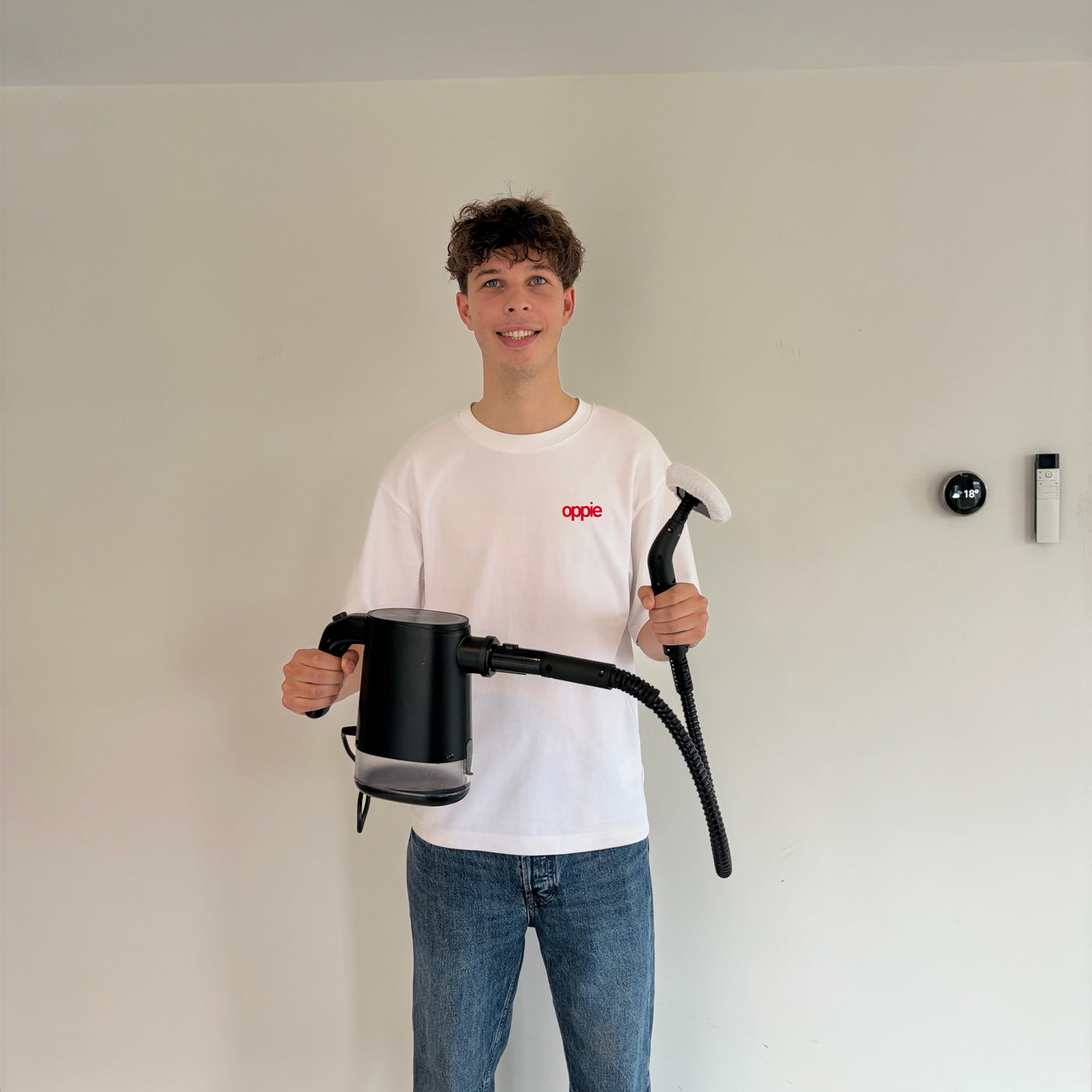 Remko van het Oppie-team met de stoomreiniger