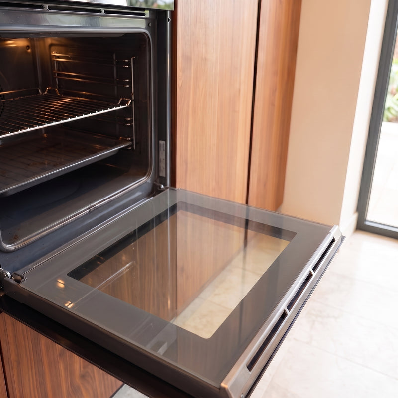 Streeploos schone oven na het stomen met de Oppie handstoomreiniger
