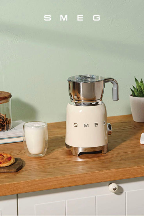 Oppie mini blender op een houten aanrecht met vers fruit