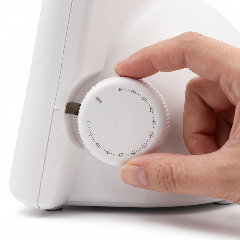 Hand die de timer van de gezichtsbruiner instelt
